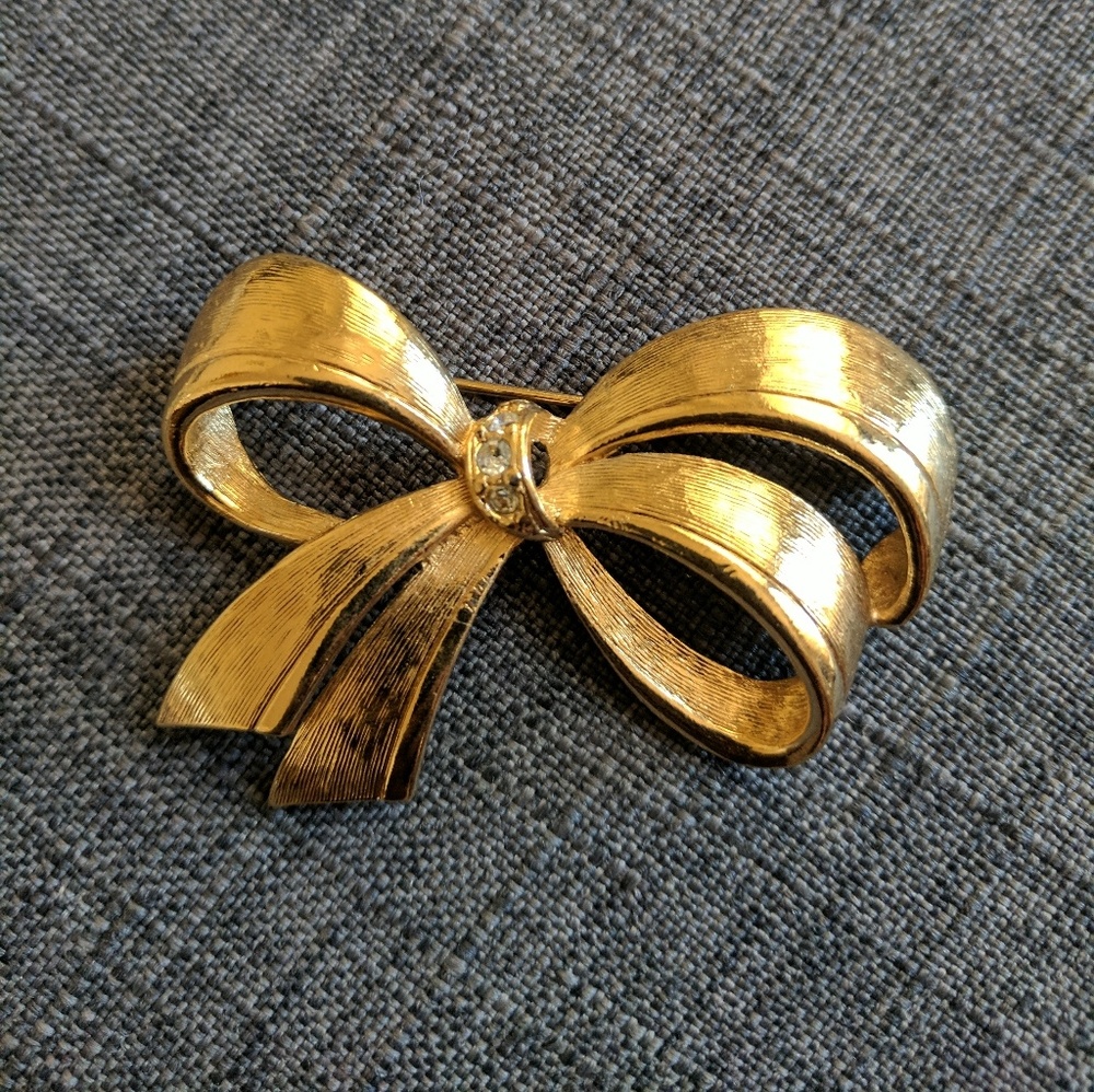 Avon Gold Bow Ribbon Brooch with Crystals